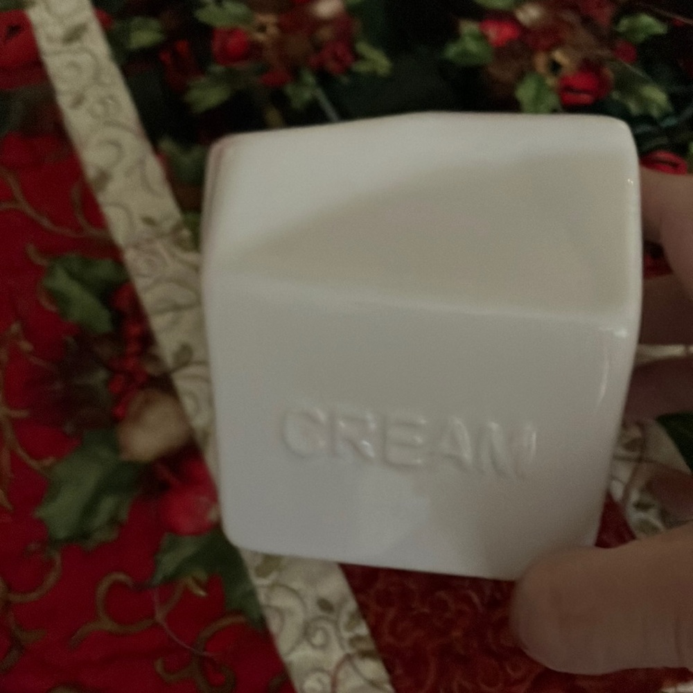 Creamer container